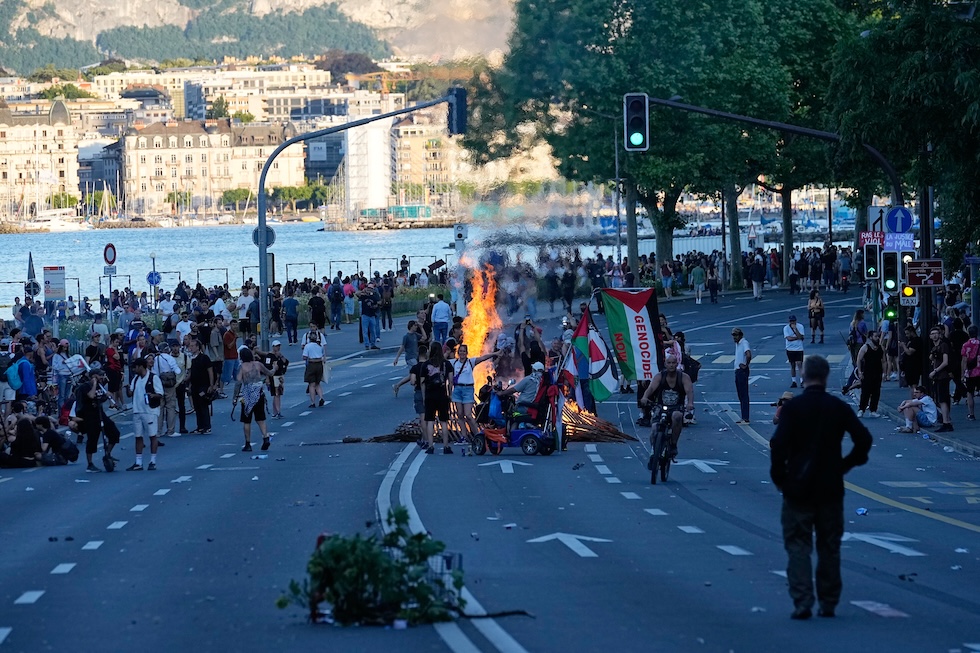 Žestoka represija u Ženevi na otvaranju samita G7